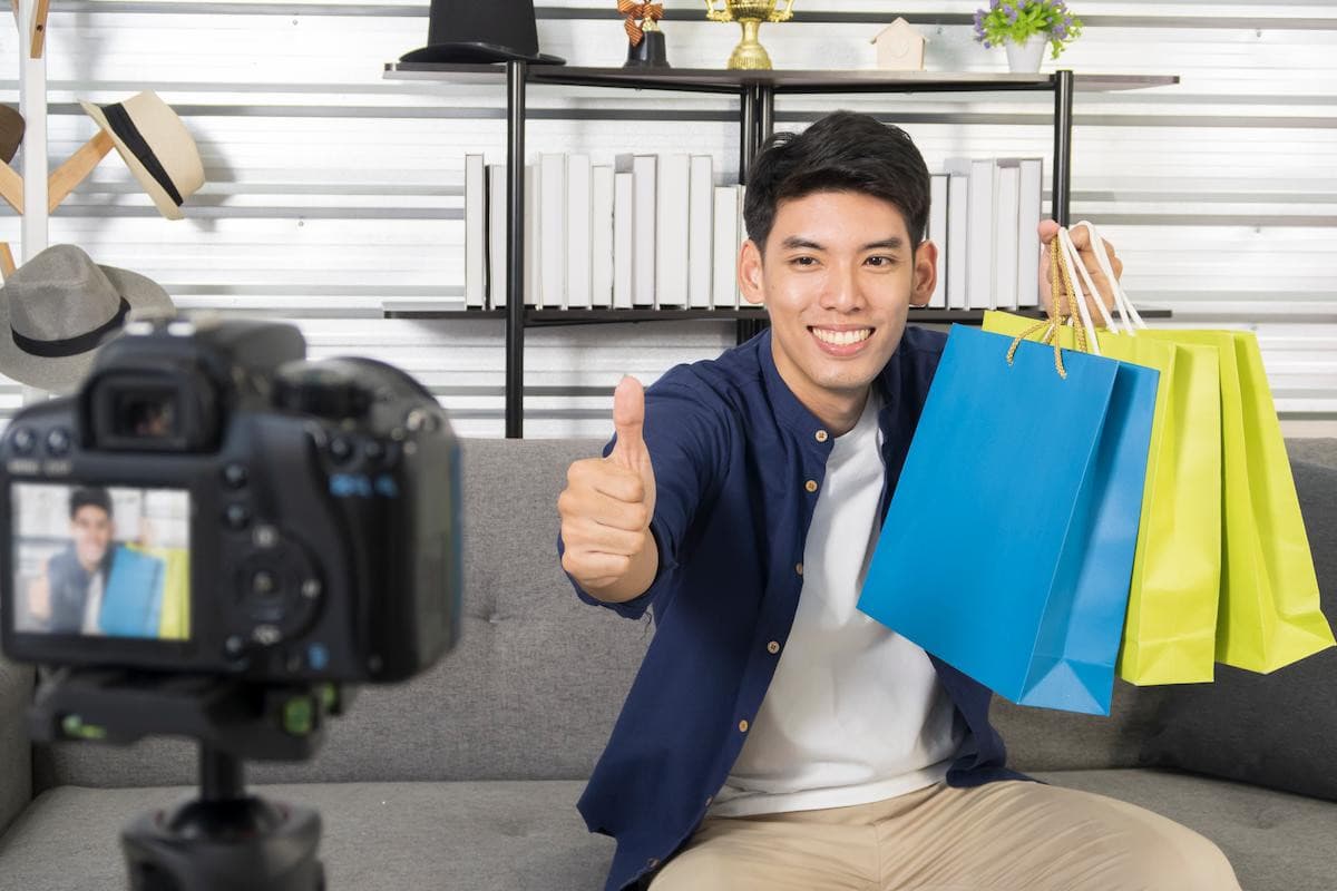 Peran Penting Brand Advocacy Marketing & Tips Membangunnya Image Cover